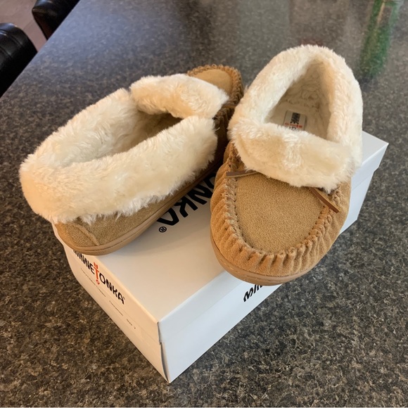 NIB MINNETONKA Slippers - Picture 6 of 12